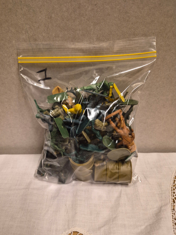 Zak met leger poppetjes 1