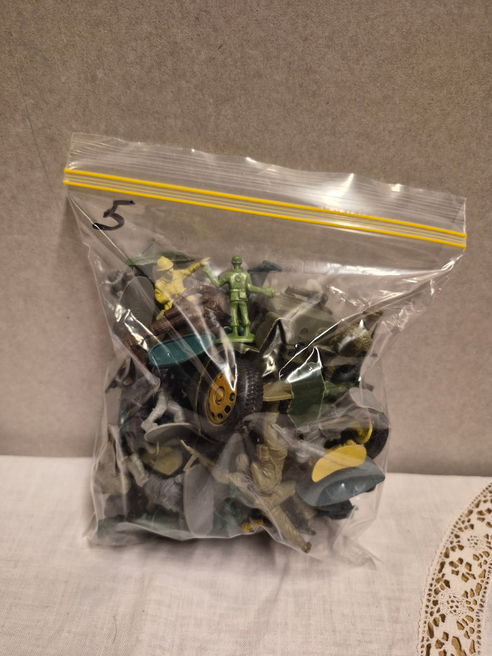 Zak met leger poppetjes 5