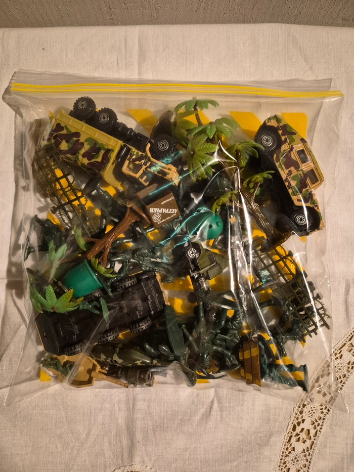 Zak met leger poppetjes en autos