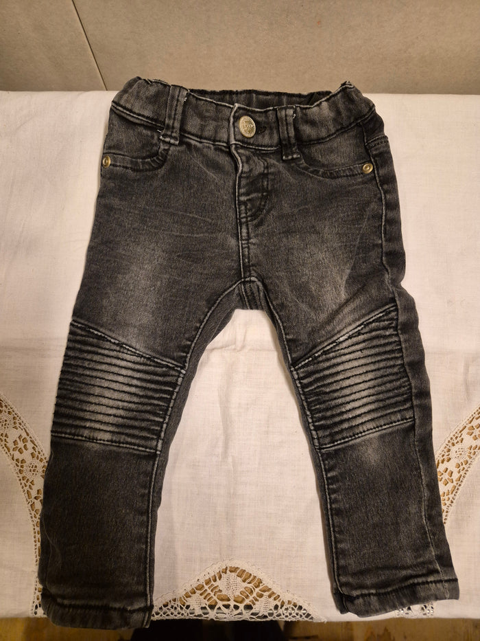 Zwart spijkerbroekje Hema maat 74