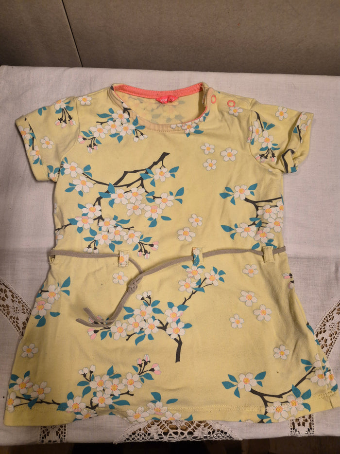 Geel jurkje met bloemen maat 74