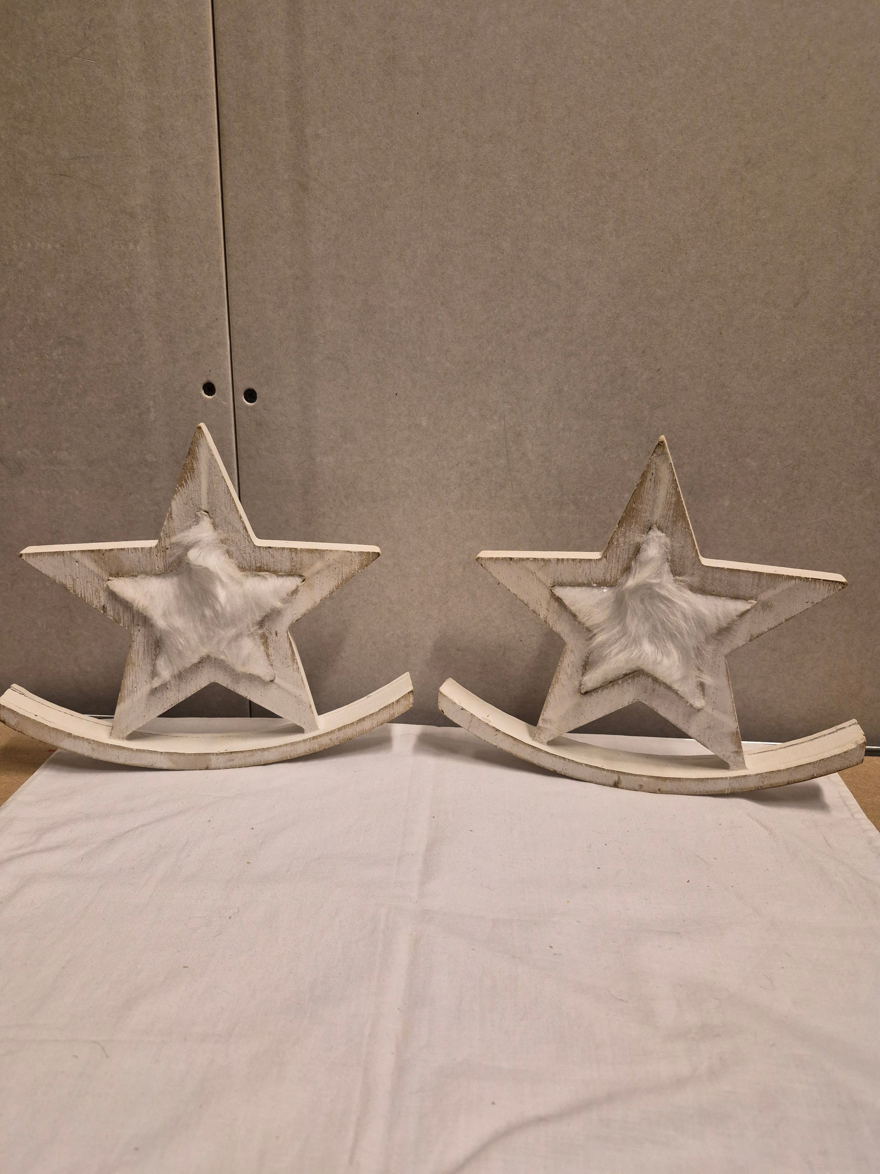 Set van 2 houten decoratie sterren op schommel voet