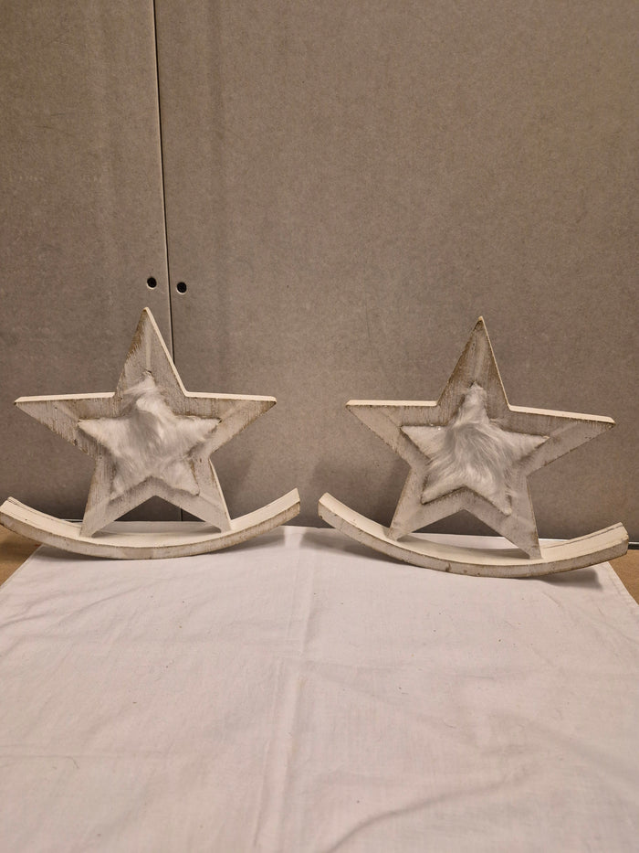 Set van 2 houten decoratie sterren op schommel voet