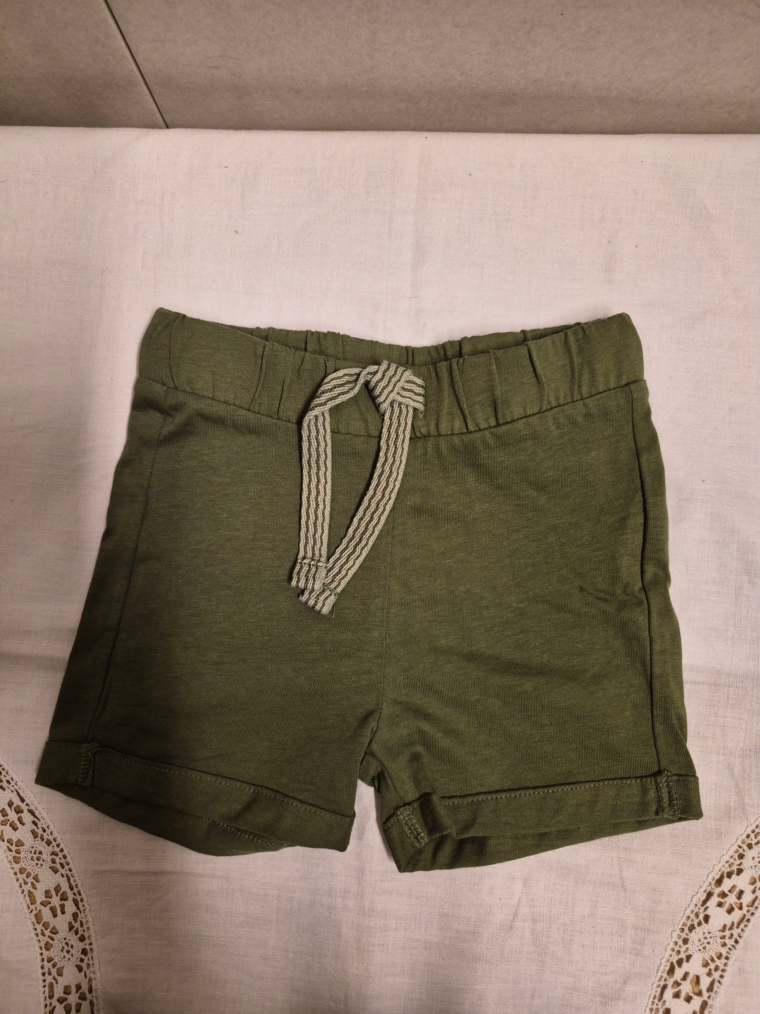 Hema baby kort broekje groen met trekkoord maat 68