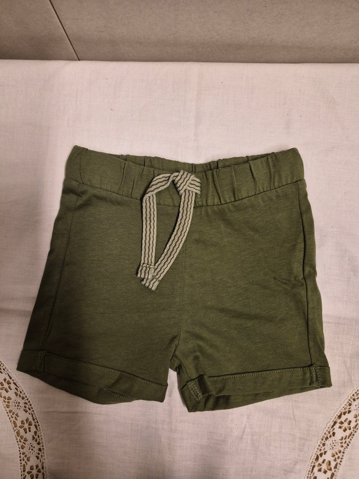 Hema baby kort broekje groen met trekkoord maat 68