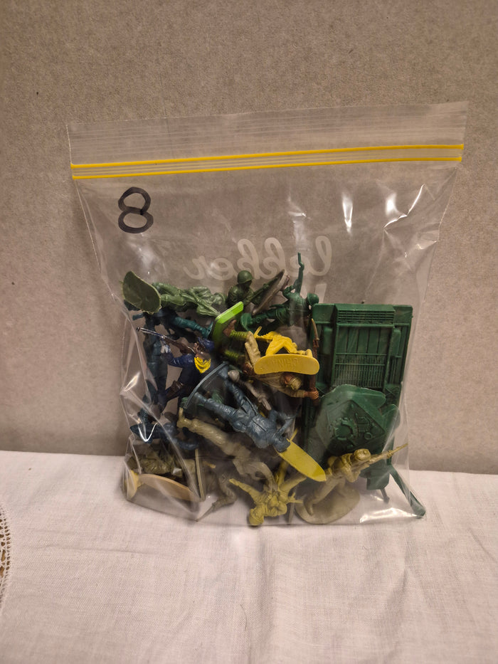 Zak met leger poppetjes 8