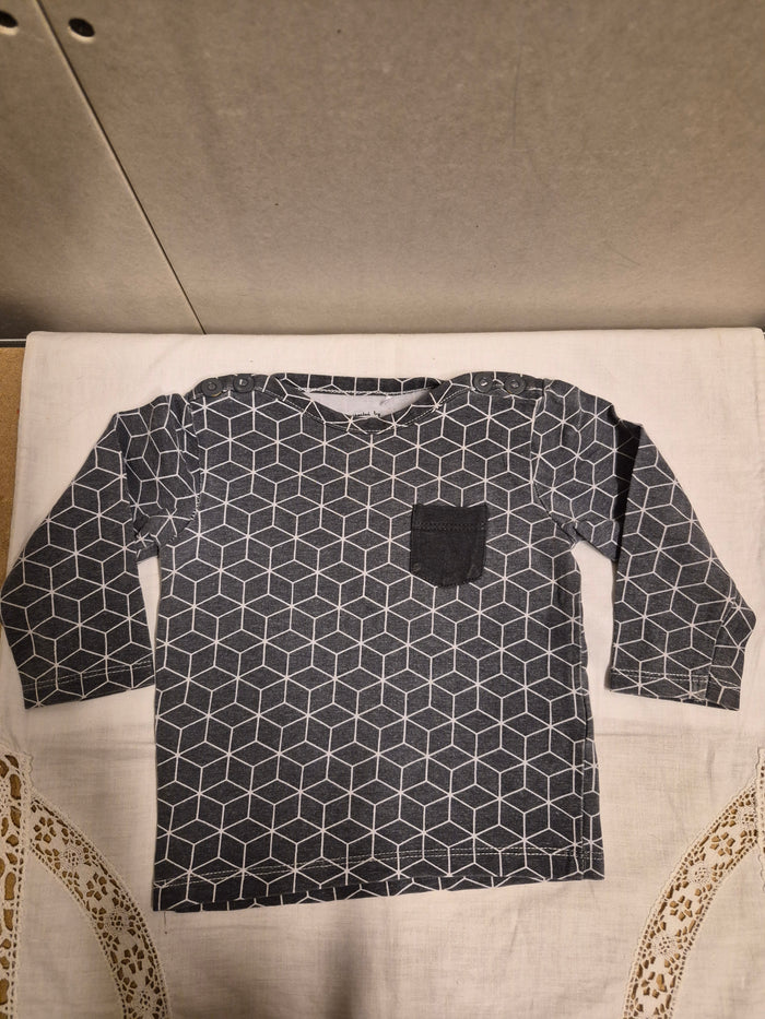 Prenatal baby truitje donkergrijs met print en borstzakje maat 68