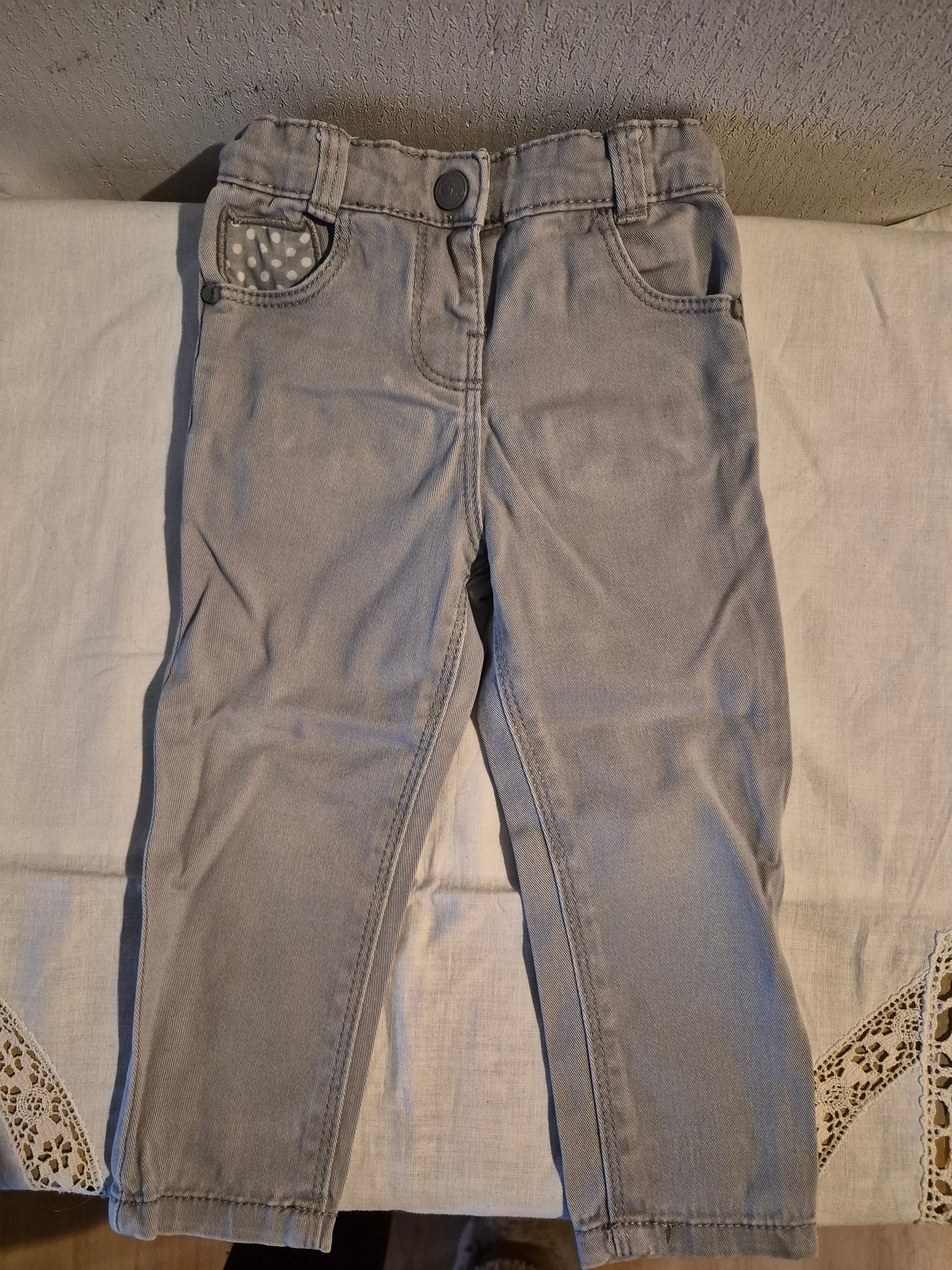Grijs spijkerbroekje maat 74