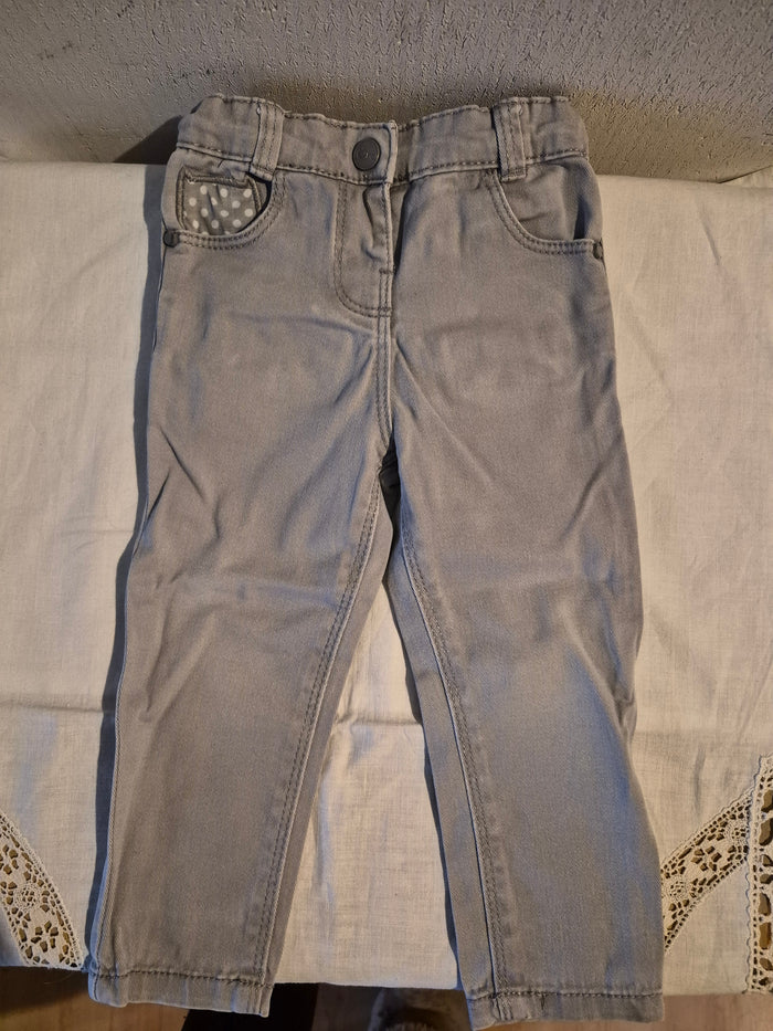Grijs spijkerbroekje maat 74