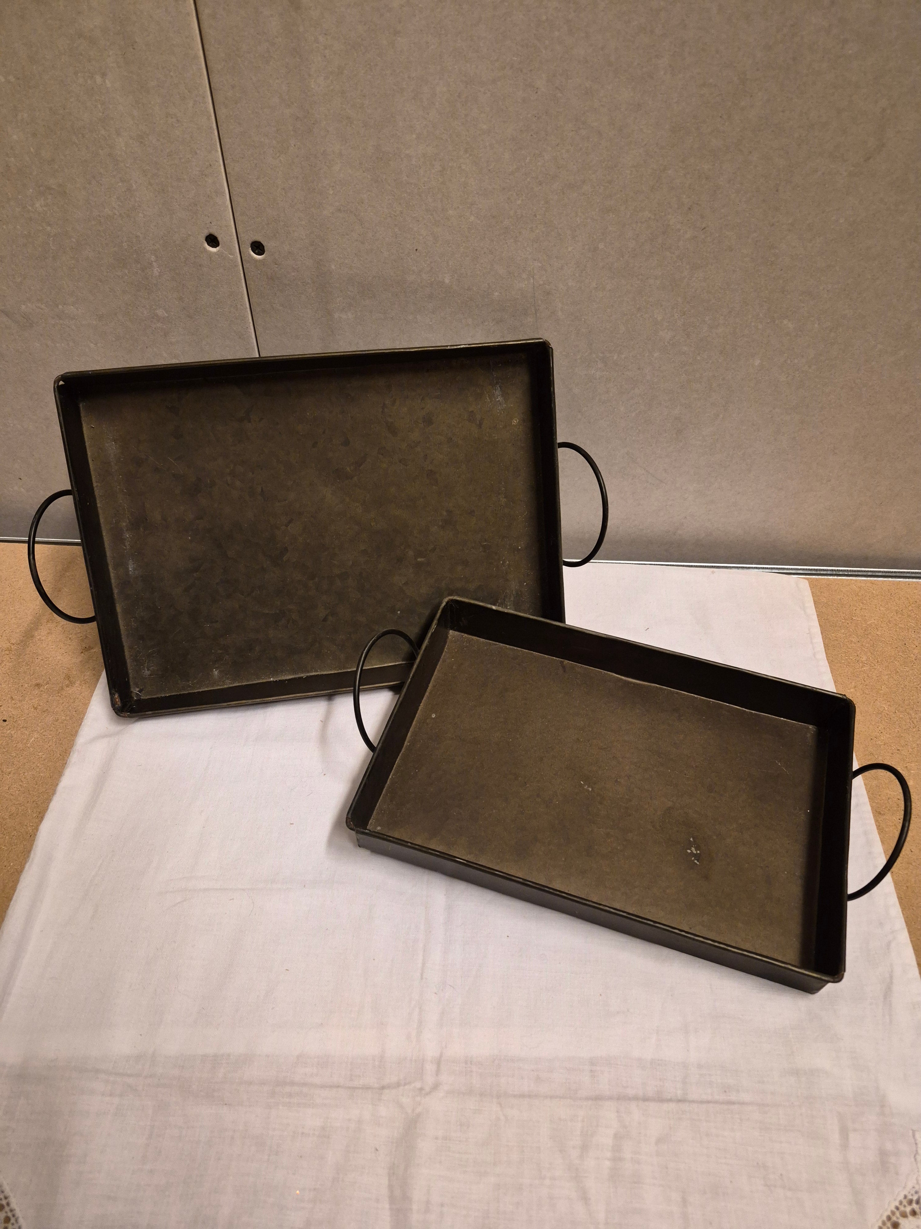 Set van 2 metalen dienbladen met handgrepen vintage look