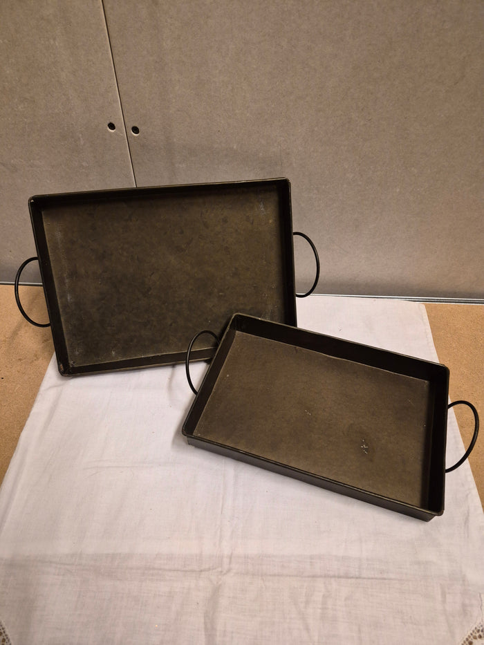 Set van 2 metalen dienbladen met handgrepen vintage look
