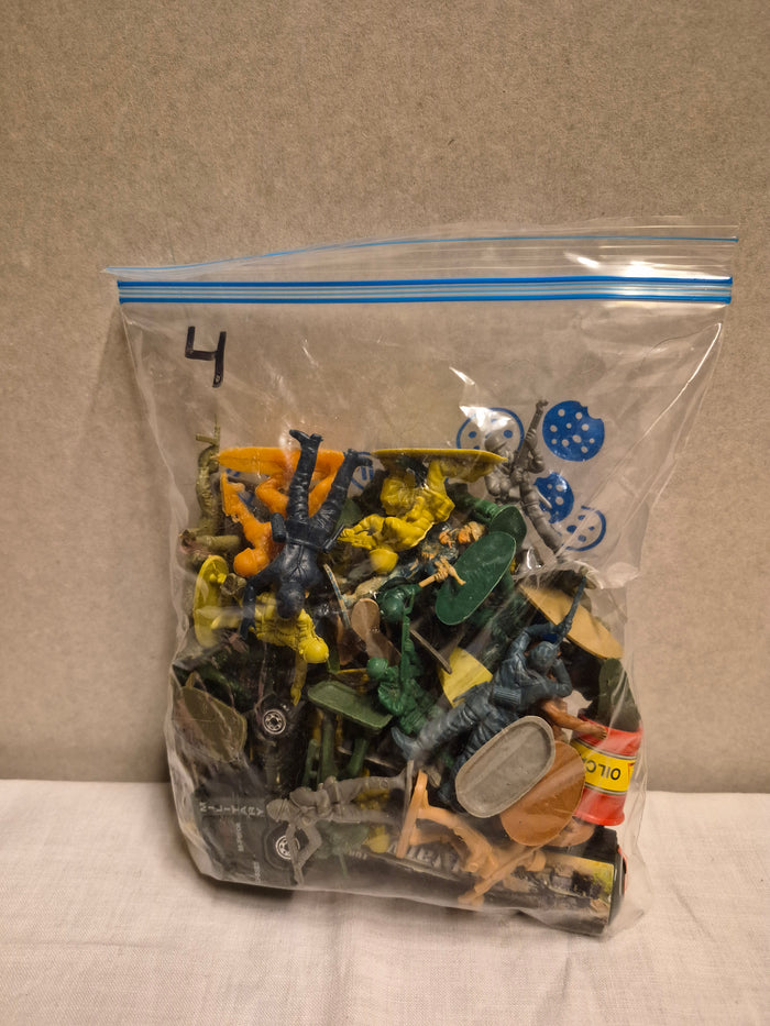 Zak met leger poppetjes 4