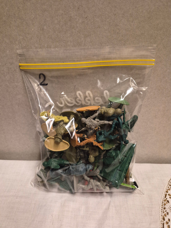 Zak met leger poppetjes 2