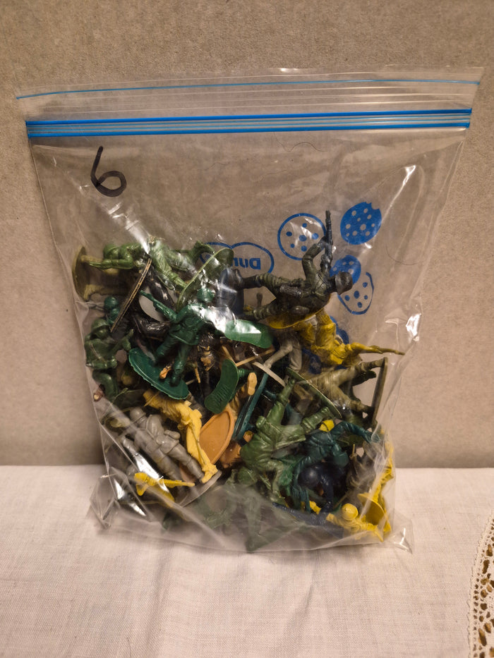 Zak met leger poppetjes 6