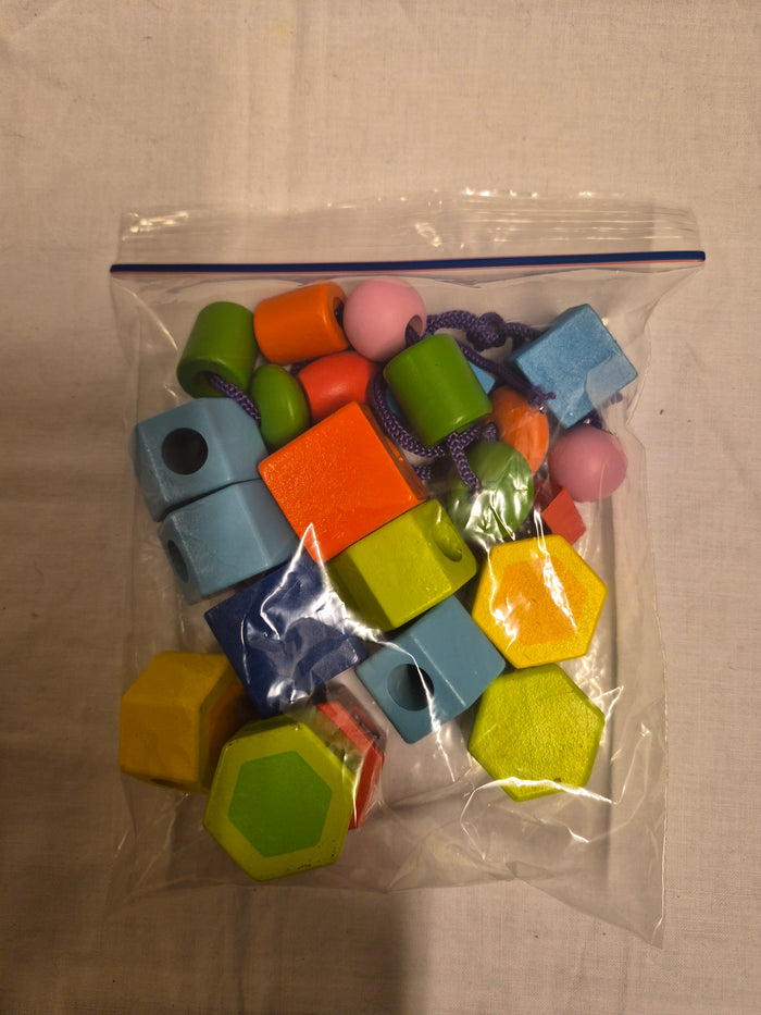 Zak met grote kleurrijke rijgkralen voor kinderen