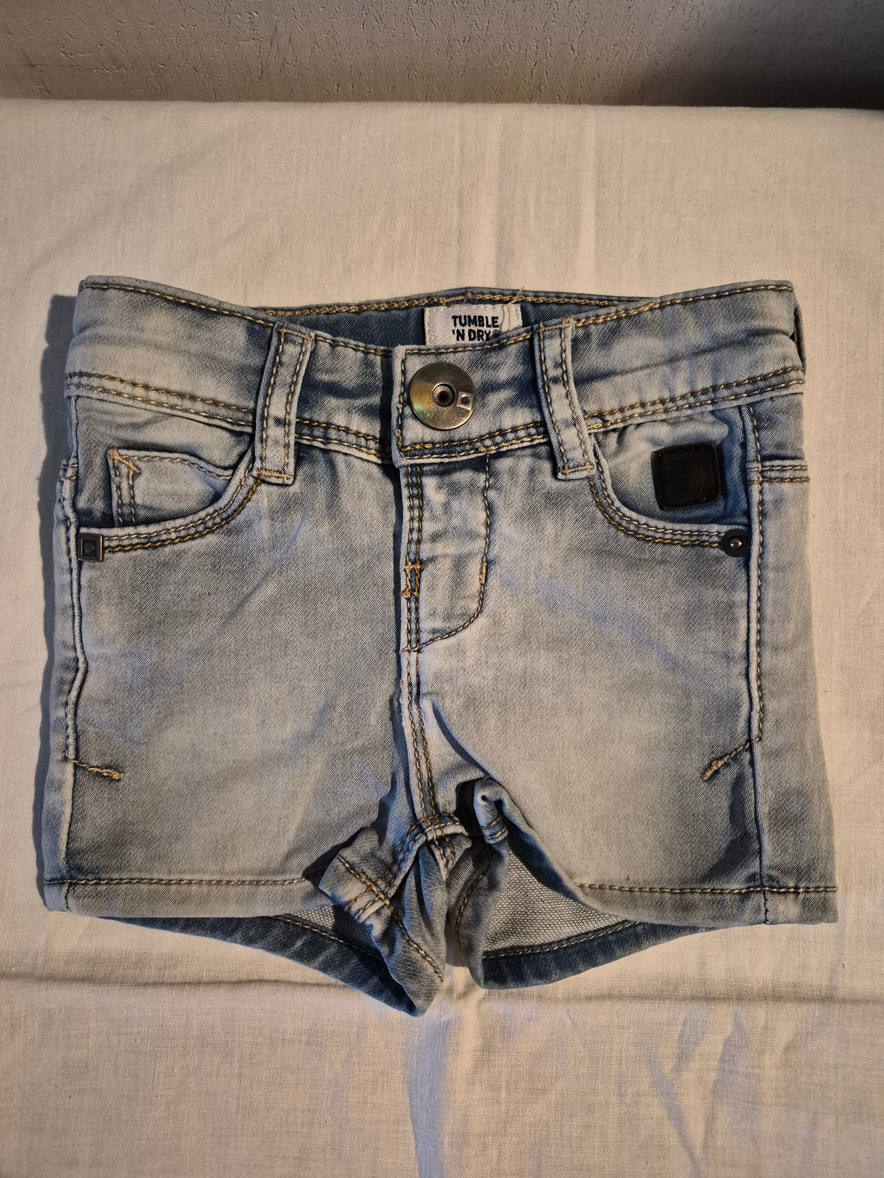 Kort spijkerbroekje maat 74