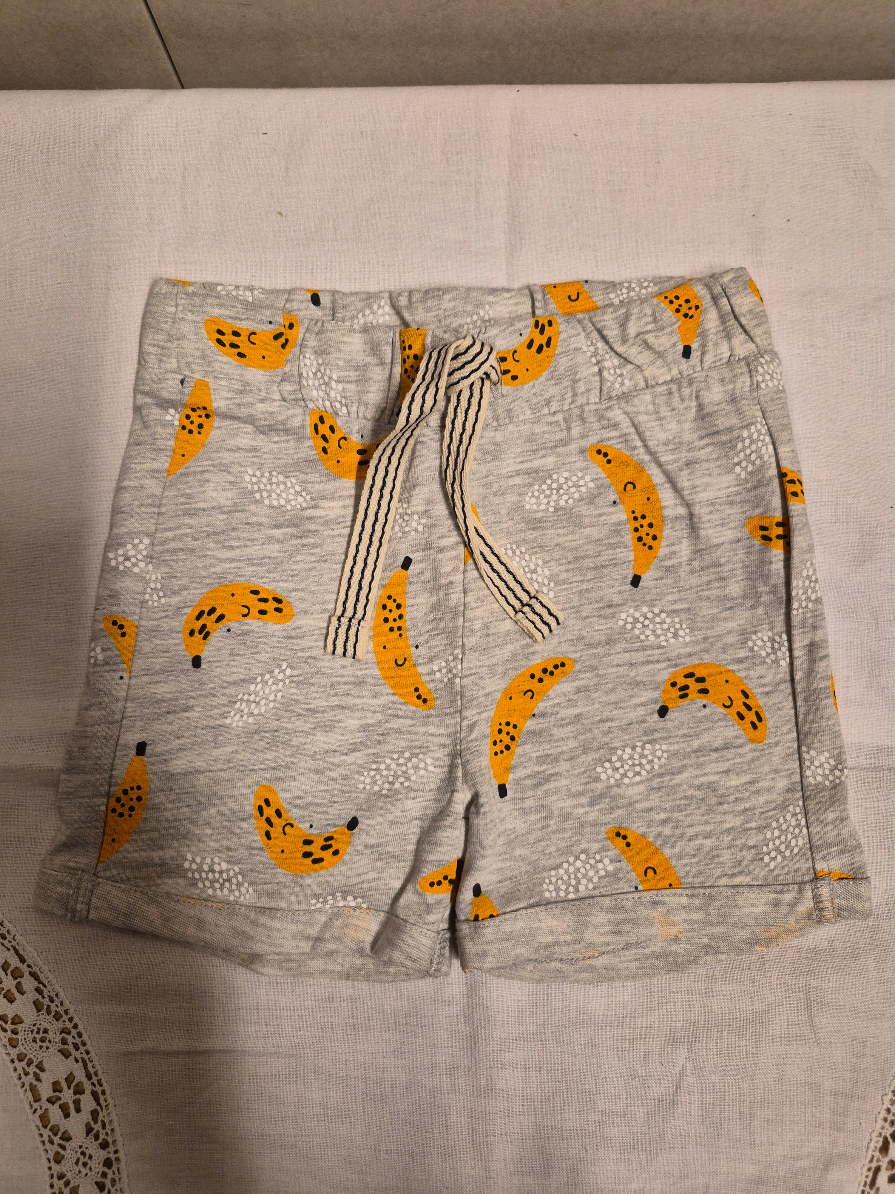 Hema baby kort broekje grijs met bananenprint maat 68