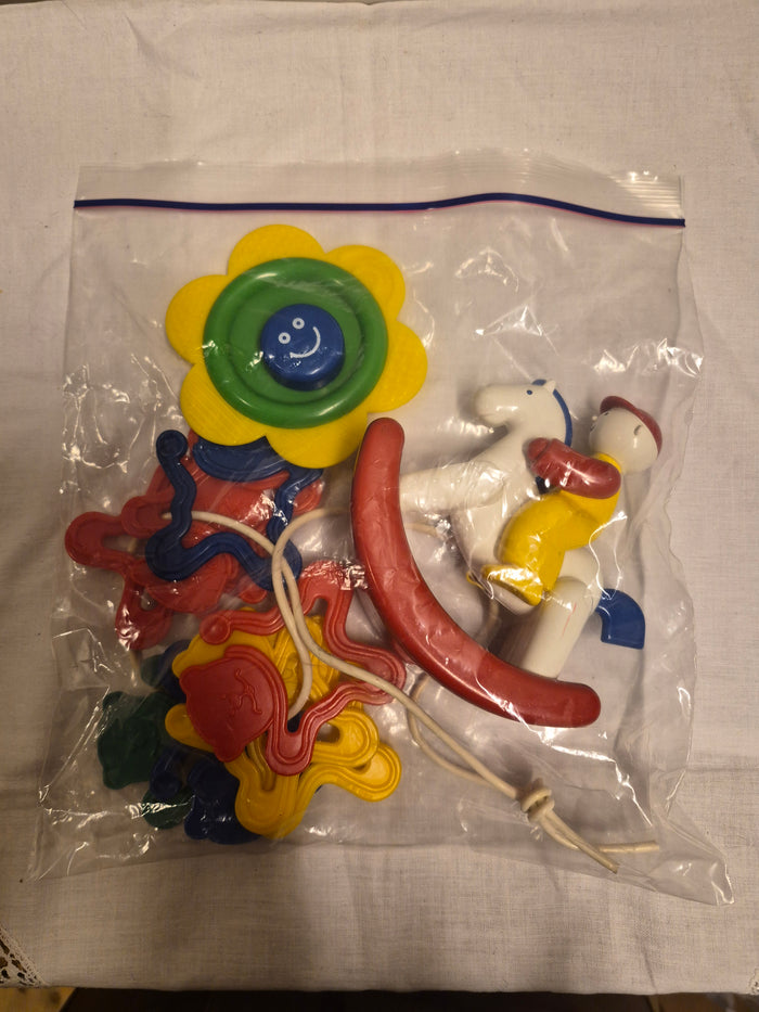 Zak met babyspeelgoed rammelaars en bijtringen